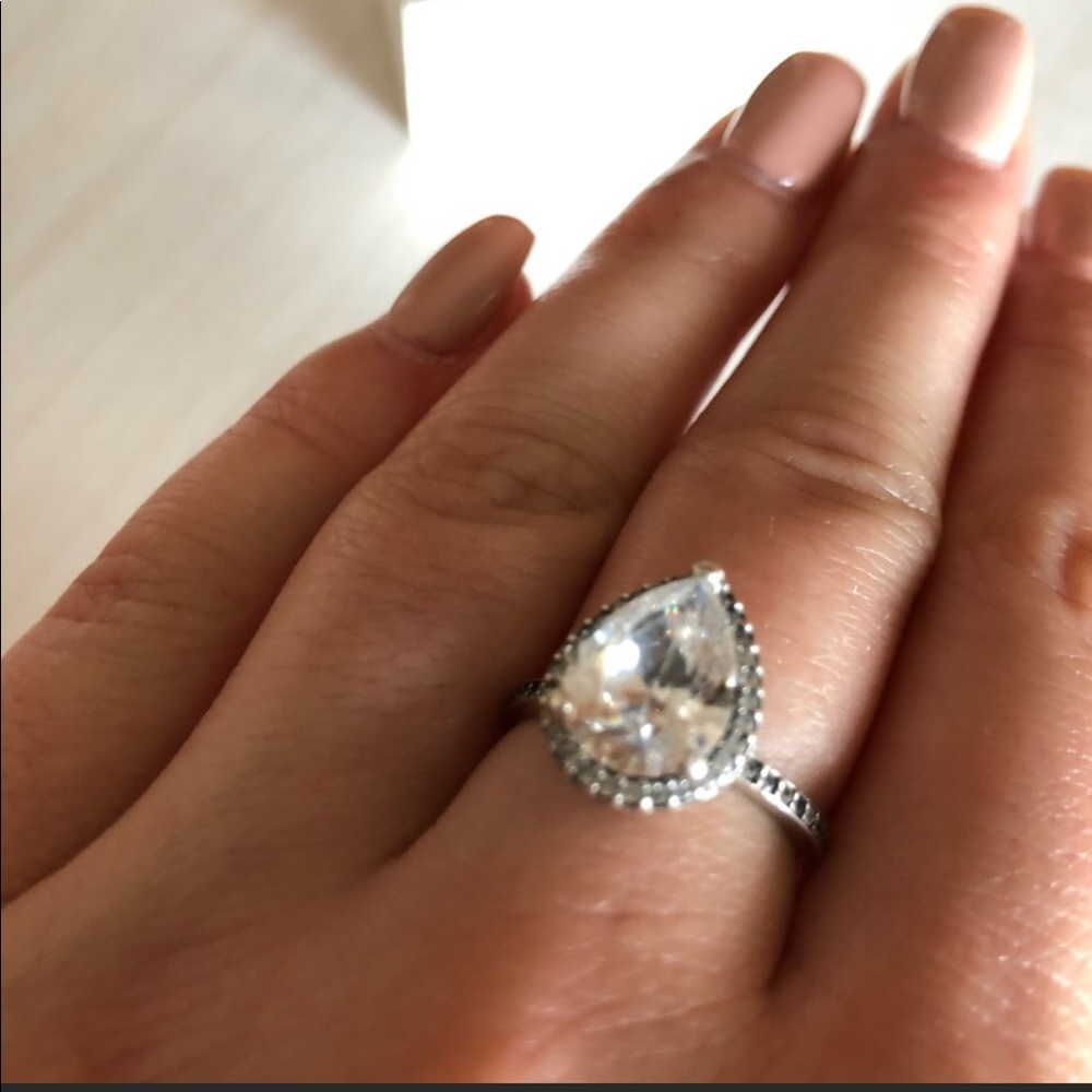 BRAND NEW Pandora Radiant tear drop ring 💍💎